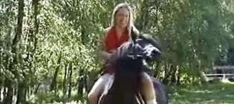 国产美女骑小马,国产美女与萌宠小马的甜蜜邂逅